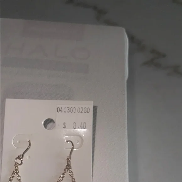 Elegant Gold-Tone Chain Earrings - Picture 2 of 3